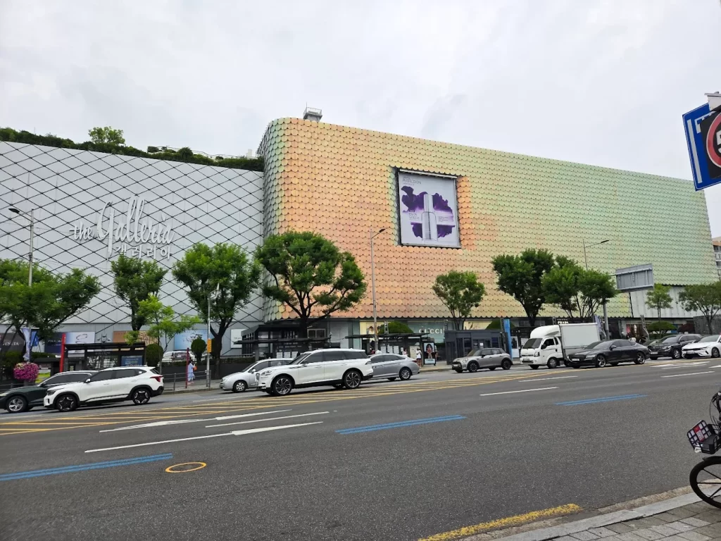 Exterior of The Galleria Department Store in Gangnam with illuminated LED façade