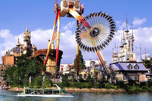 View of Lotte World Tower and surrounding park rides